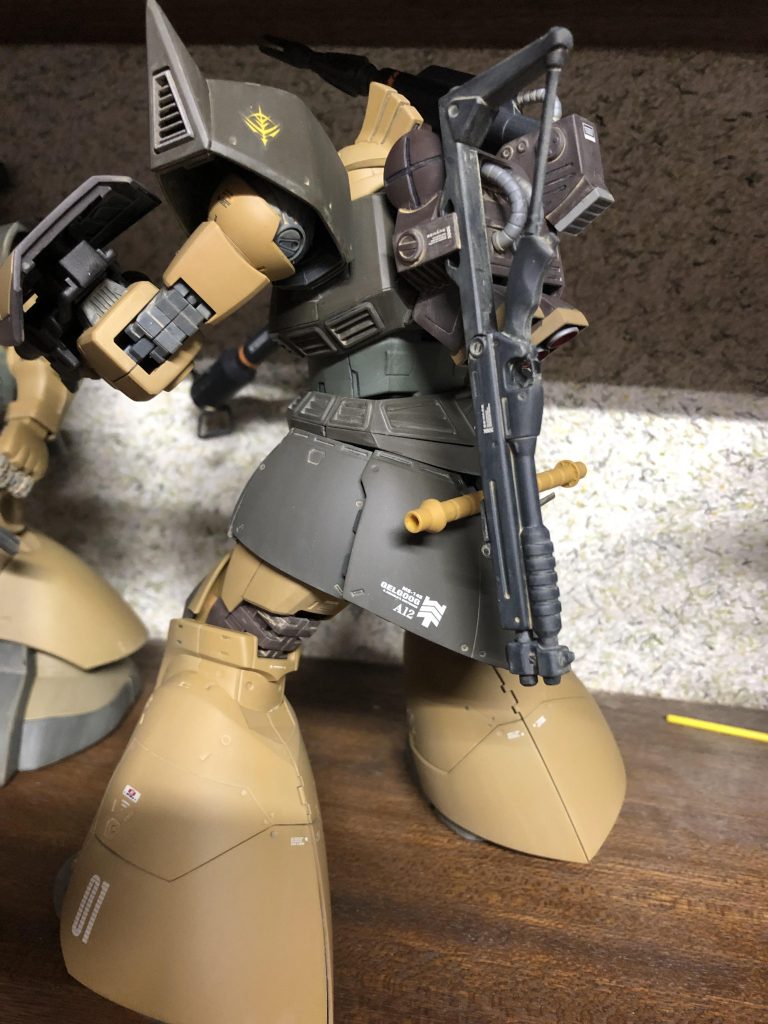 ショットガンを予備兵装としてマウントシャアのデカールを間違えて貼ってます(汗)