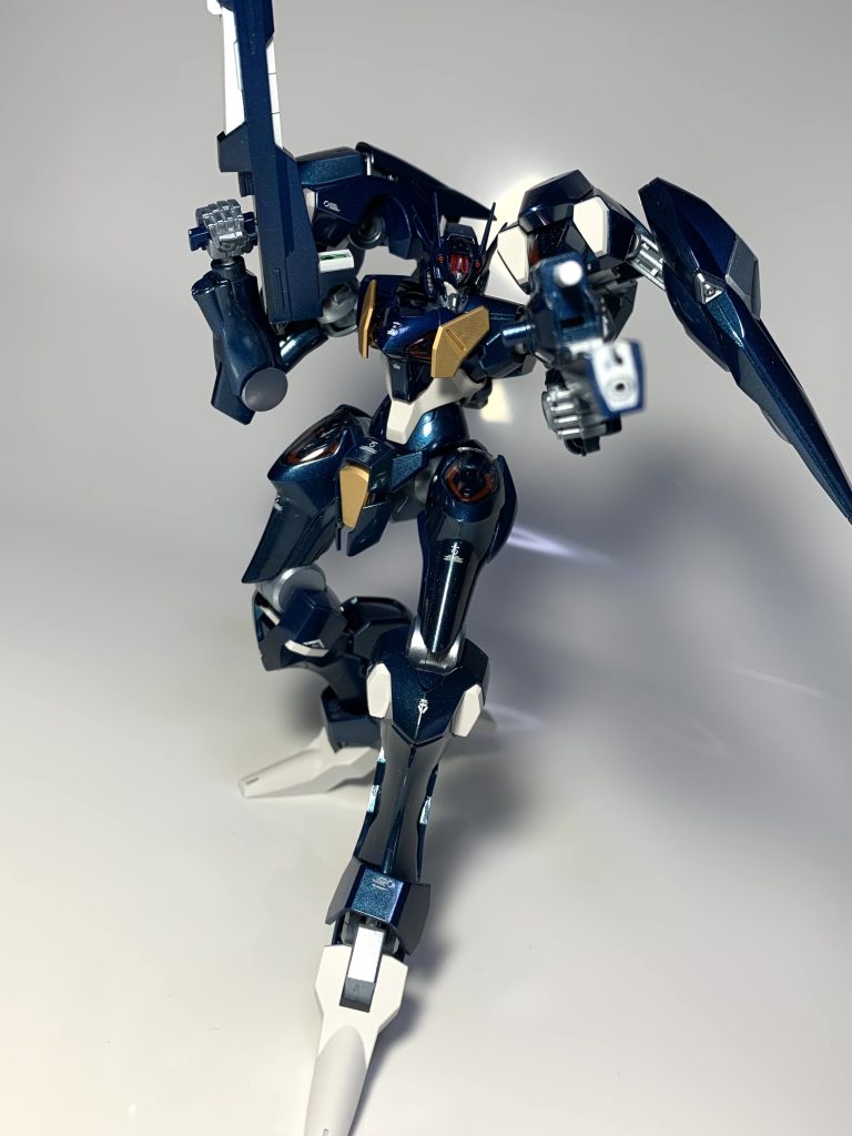 オリジナル要素として武器を変えてみました。第二期で持ってた連結ライフルがカッコよかったのでジャンクからそれっぽいものを探しました。ライトニングガンダムのライフルです。元のバレル交換ギミックを活かして、後方には銃口をあけ、前方にグリップをつけ、合体できる2丁拳銃に改造しました。