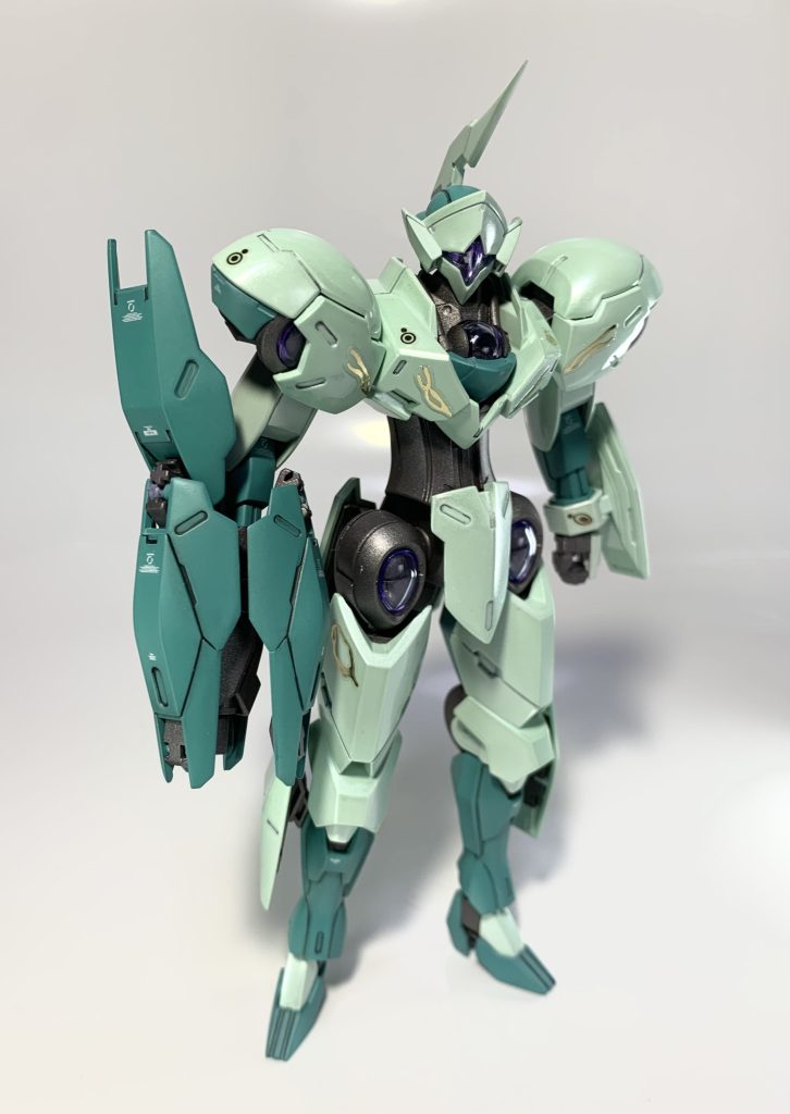 最後はミカエリスです。エアリアルと同じく白系の機体ですが、せっかく一気に作ってるので違う塗装したなぁと思い色を変えました。元が白の装甲は少しグリーンを混ぜた白。その上からパールホワイトを吹きました。御三家並んだときに、赤•青•緑とはっきり色が分かれてるほうが見栄えするかなぁと思ったのも理由です。