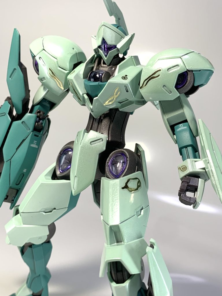 100均のネイルシールをエングレービング模様のように貼ってみました。緑だと量産機ぽいけど金のエングレービングで少し高貴なイメージに。