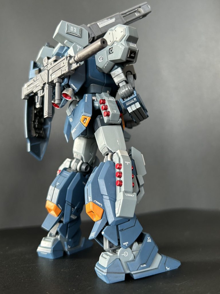 マシンガンは背面にネオジム磁石にて固定。