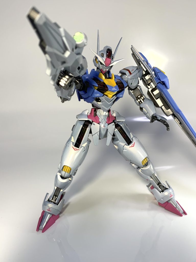 今までのガンダムに比べて可愛らしい印象のエアリアルですが、なにかひとつ違うなぁと感じていたところがあって塗装してみて気づきました。本体丸みを帯びてて可愛い感じなのに、ライフルがグレーなのに違和感があったんです。ライフル白にしたら自分の中で納得しました。