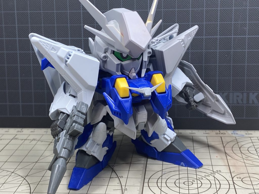 胸のブレードアンテナはビルダーズパーツを使用。股関節のジョイントはボールデンを私用。