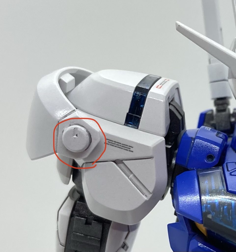 肩の外部装甲のここも、だるい感じになっていたので削り落として市販のディテールアップパーツに置き換えています