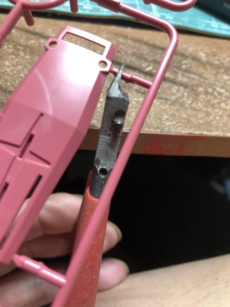 今回は成形色仕上げと言う事でパーツの白化に注意する為切り離しに注意しました→二度切り