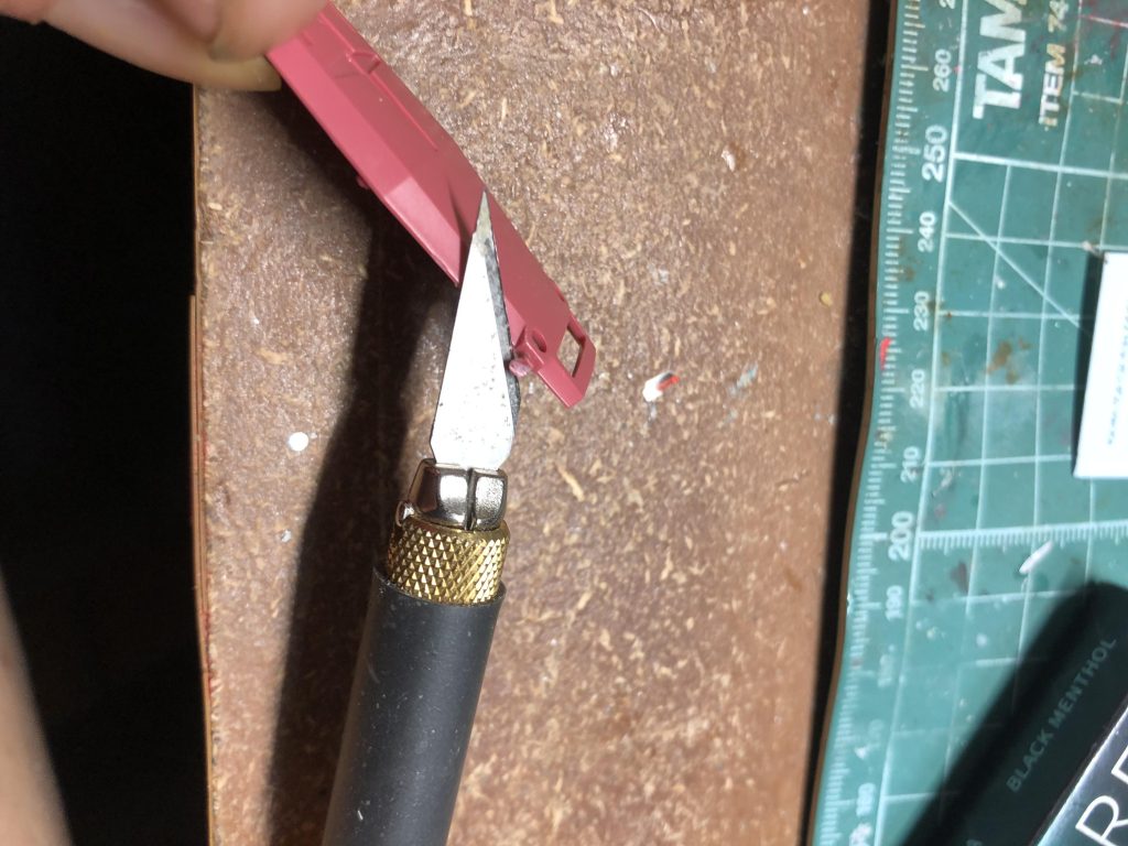 デザインナイフで仕上げ パチ組も綺麗に作るのは結構手間がかかるモノですね