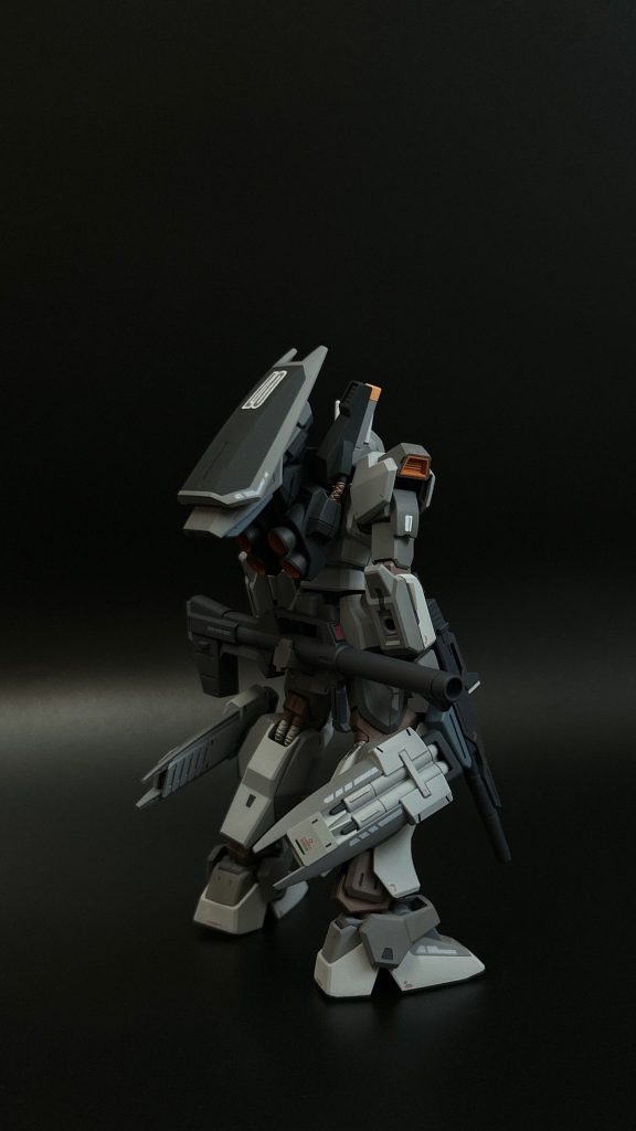 ただ頭を付け替えるだけじゃ物足りなかったのでシールドをバックパックに懸架し大型ミサイルランチャーを脚部に取り付けました。