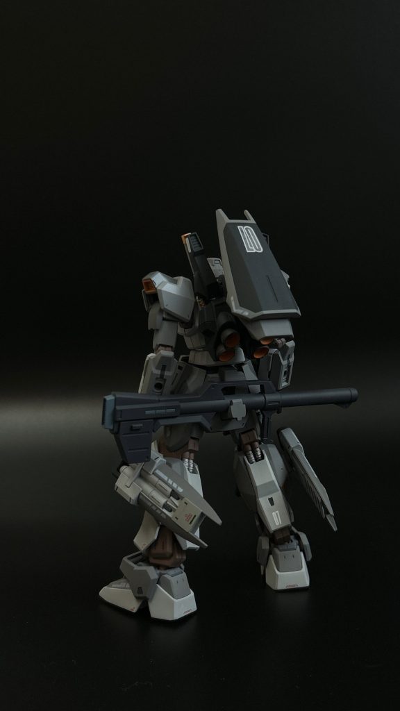 カラーリングはνガンダムのアムロプランを参考にしています。基本色はガイアノーツのニュートラルグレー2&3とNATOブラック、差し色にガルグレーとエヴァオレンジ、装備類はMSファントムグレーを使いました。