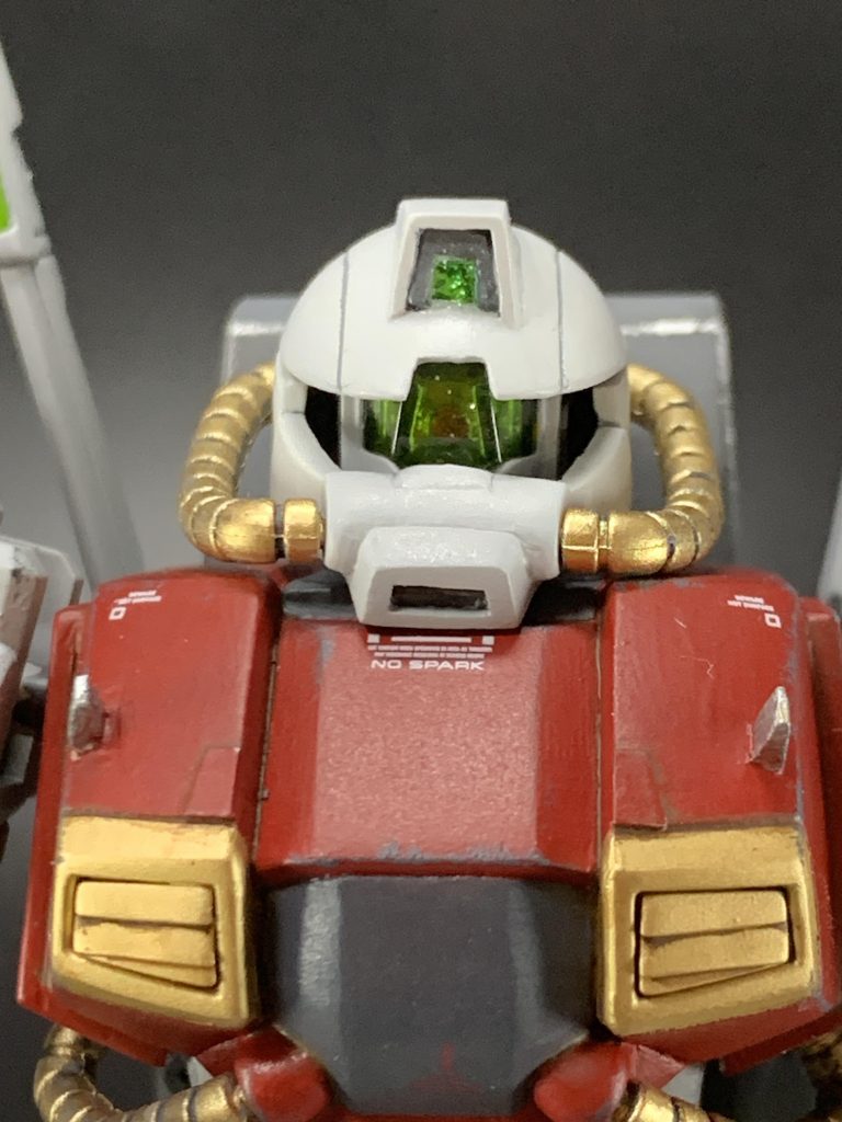 ザクヘッドに見えて、その中はジム系のゴーグル。けれどそのゴーグルの奥はモノアイ、けれど頭頂部には連邦系の四角いメインカメラという機能よりも見た目優先のデザイン。