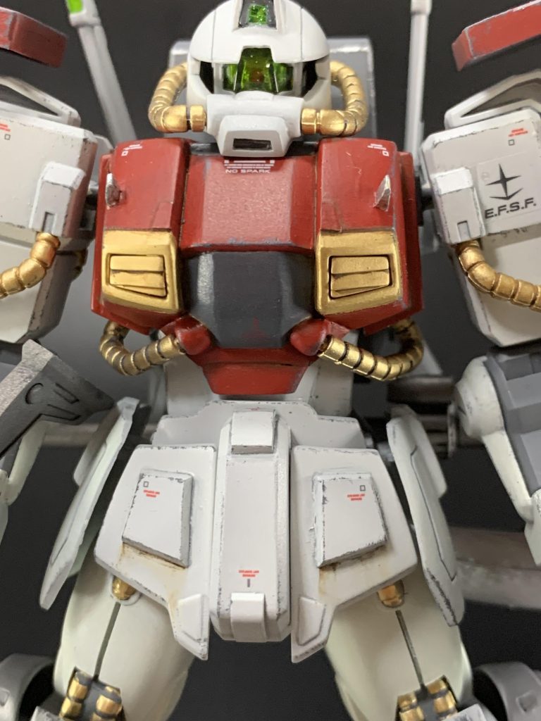 胸部ダクトは大きくなって連邦要素増し、フロントアーマーも四角いディテールが入ってさらに連邦ぽい。