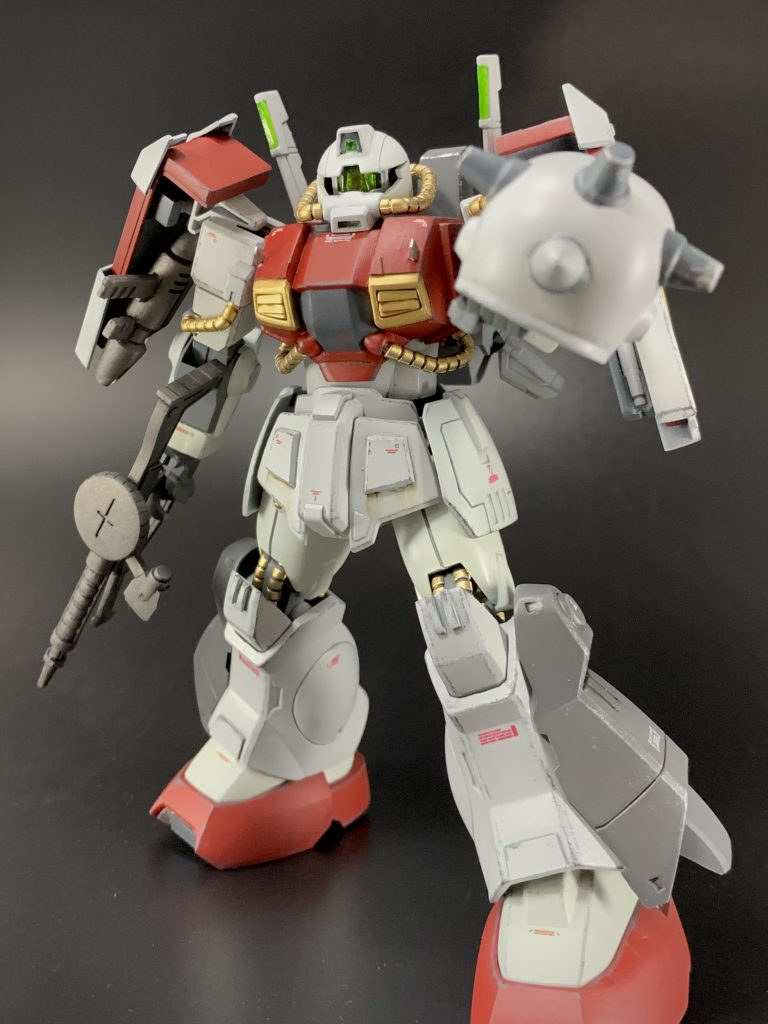 連邦兵がタックルかましてる姿はあまり想像できないので、左肩のショルダーアーマーは手持ちのナックルアーマーに改造しました。