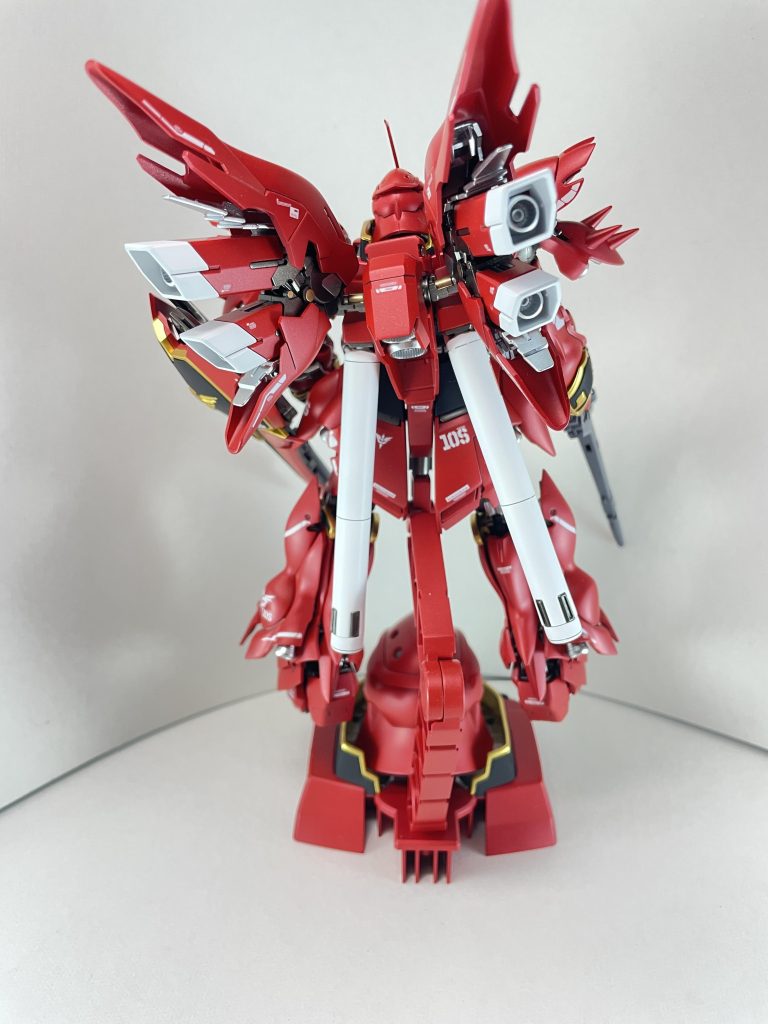 後ろRGシナンジュは腰が安定してないので腰から傾いております余りのデカールでケツにもネオジオンマークプロペラントタンクは合わせ目消して、下部を切断 後ハメして瞬着で固定してます