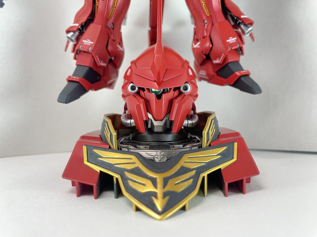 ヘッドマウントディスプレイ正面モノアイもメタルパーツ+VCドーム頭の合わせ目を消すためにバルカン部を切断し後ハメ出来るようにしましたこの写真では見えませんが首元も色分けしてます