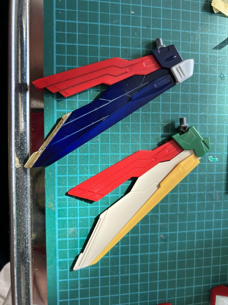 ほぼカラーリングを変更しただけですが、バックパックおよびウイングはフェニーチェのものを形状変更とスジ彫りを追加。破損と改修・左右非対称という共通点もあり途中からバックパックを変更。