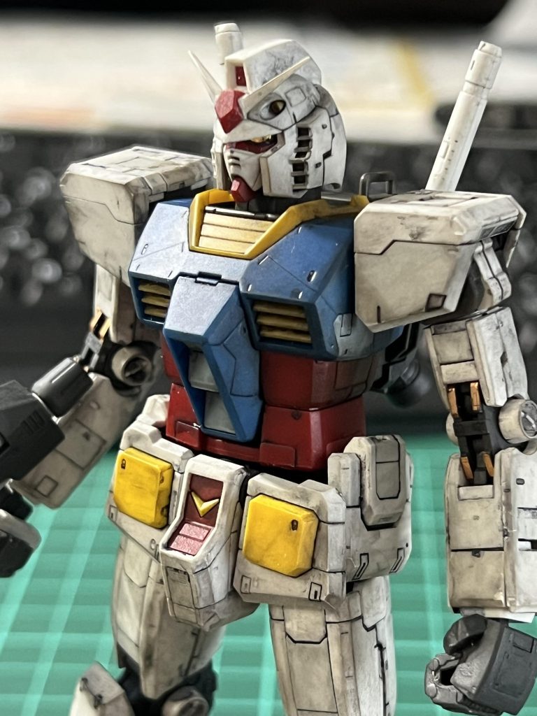 タミヤのウェザリングマスターを使用し、ガンダムマーカーで墨入れし、艶消しトップコートをしました。