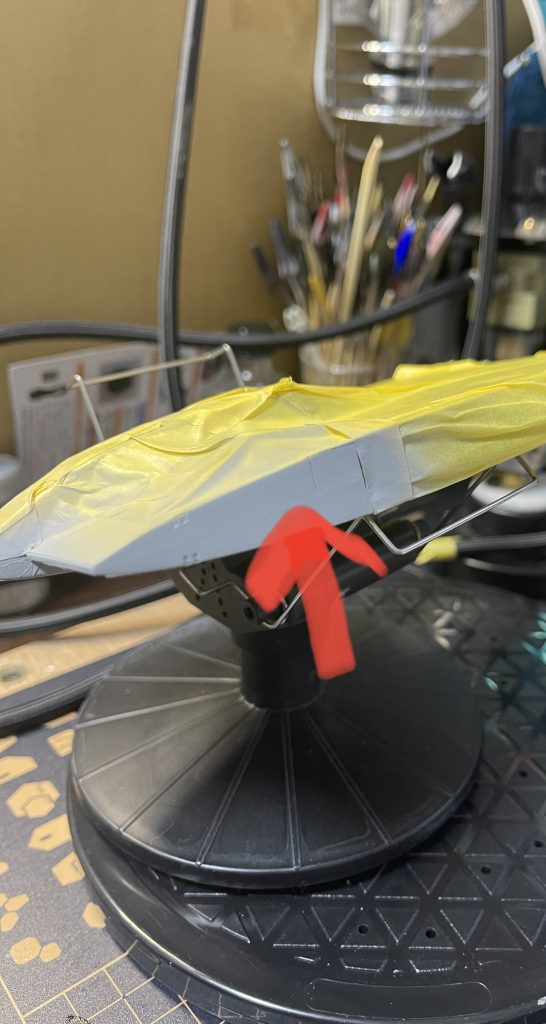 パーティングライン消しラッカーパテを使ったら、最終塗装後にヒケが発生しました。やり直しも考えたのですが、デカールとウェザリングて誤魔化すことにしました。