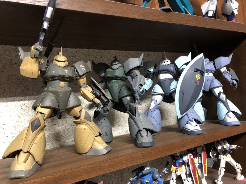 ゲルググVer.2.0はシビレます。他はトップコートのみです、一番右側のゲルググキャノンはユーマライトニング機とミキシングしてMS-14C-1Aを再現しようと妄想しています。