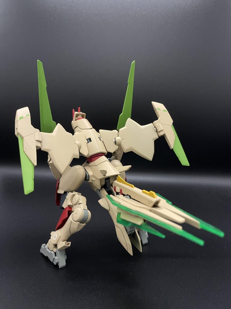 [裏]GNソードビットのクリアパーツは無塗装、腕と翼のブレードパーツを同じ感じの緑で塗装して刃の色を統一させました。尻尾はHGガフランを使用。尻尾に載ってる砲台はHGストライクノワールのリニアガンを使用。翼に使用してるオーライザーのパーツは、HGの物だと小さくて迫力不足だったのでジャンクで転がってた1/100のを。