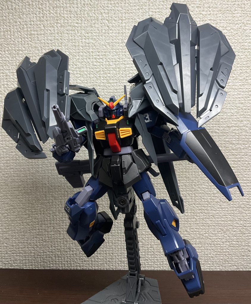 シールドブースターシールドモード機動力は絶望的ですが可動アームで保持された積層シールドによって相手の攻撃を安全に防ぎつつ攻撃する、攻防一体の形態です