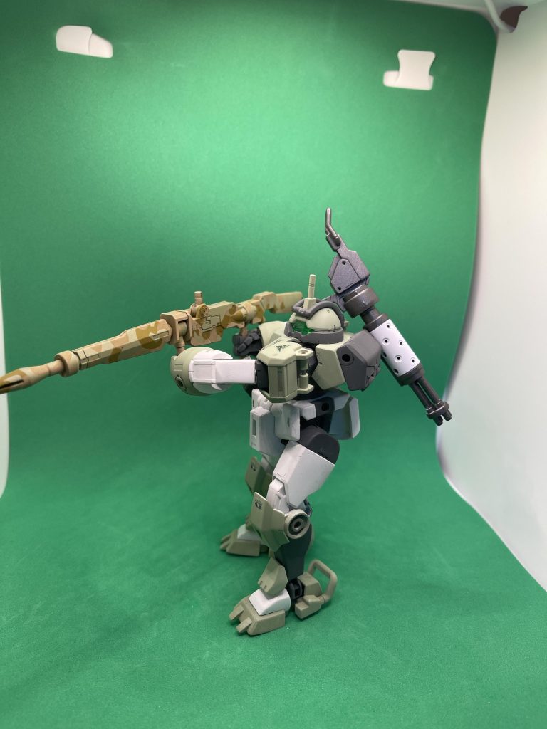 ウェポンをかっこよく作りたいよ٩(^‿^)۶普段は、フラットブラックかガンメタル一色なんですが、今回は頑張って迷彩塗装にチャレンジしてみました。やっぱり難しいですね。 ガドリングは、“でぃてーるあっぷ（舌がもつれそう）“で穴をあけて、白で塗装してます。  