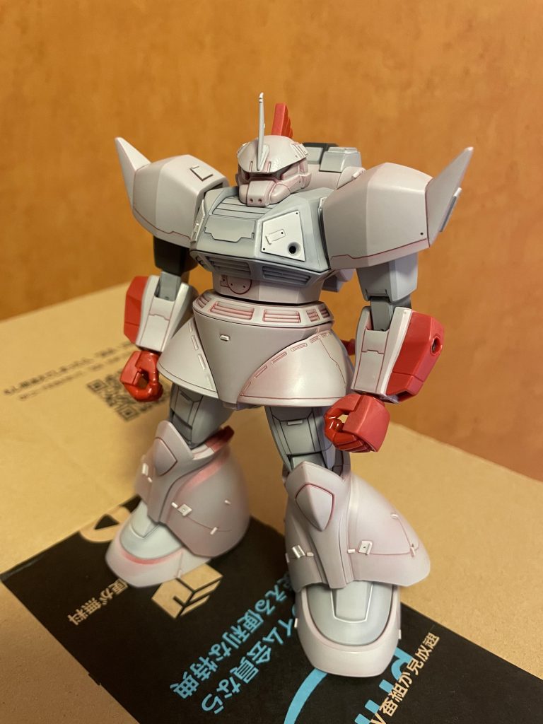 胸部にプラバン、0.5mm×0.5mmのプラ棒を貼り、更にメタルパーツ用の穴を開けました。腹部はコックピットハッチのヒンジを作成。肩はバーニアの貼り付け。さらになるべくスジボリを入れて変化をつけるようにしてみました。