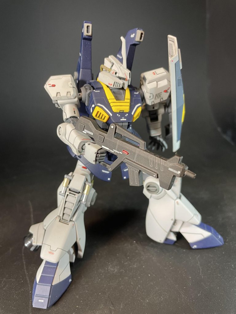肩アーマーはヘイズル改の物を移植、頭部はリックディジェを参考に作りました。シールドはオリジンガンダムの物を拝借しました。