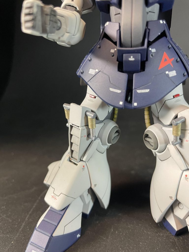 膝のプロテクターはどうしてもしゃがみ撃ちスタイルをさせたかったので可動ギミックにしました。