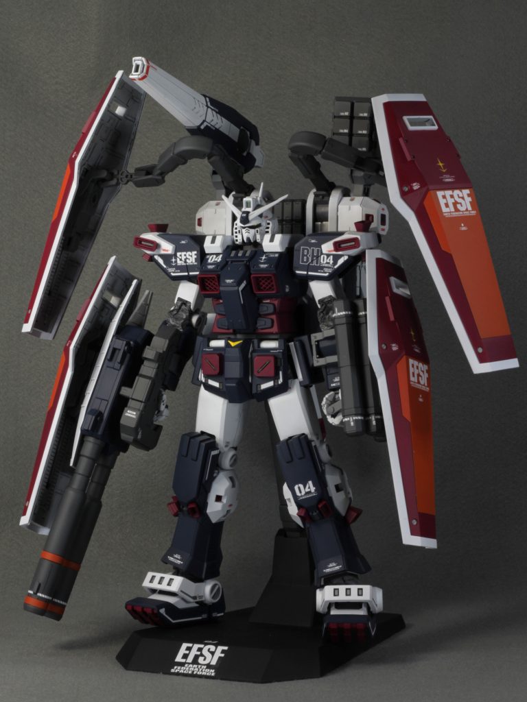 やったのは主に逆エッジの掘り直しや武器の合わせ目消し塗装は調色でイメージ通りの色を作りました意識したこととしては、細かい塗り分けもできるだけエアブラシ&マスキングでやること