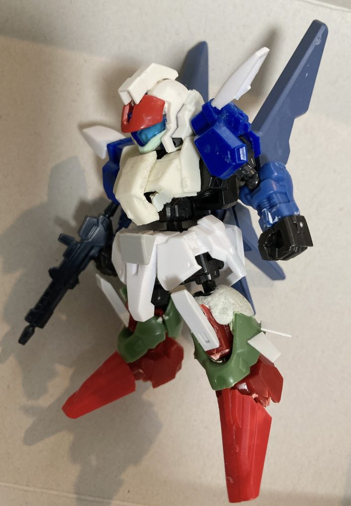 頭はMGヘビーアームズ手足はモビリティジョイントギラドーガとBB戦士Ζガンダム。腰もΖガンダムで胸はゼータプラス。背負いものはBB戦士ブルデュエルのものを加工しました