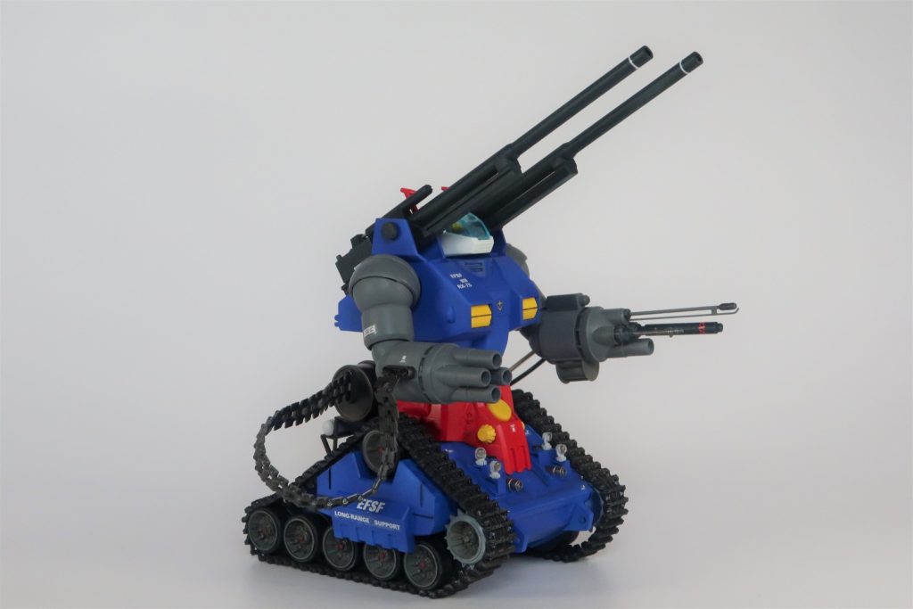 やや背の高いプロポーションはそのまま。各部を改修したり新造しています。