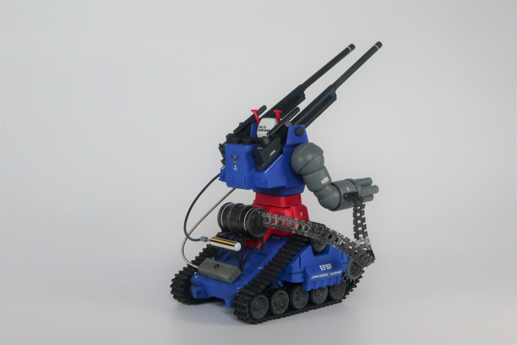 右腕に接続されるベルトリンクは何かの履帯を流用。