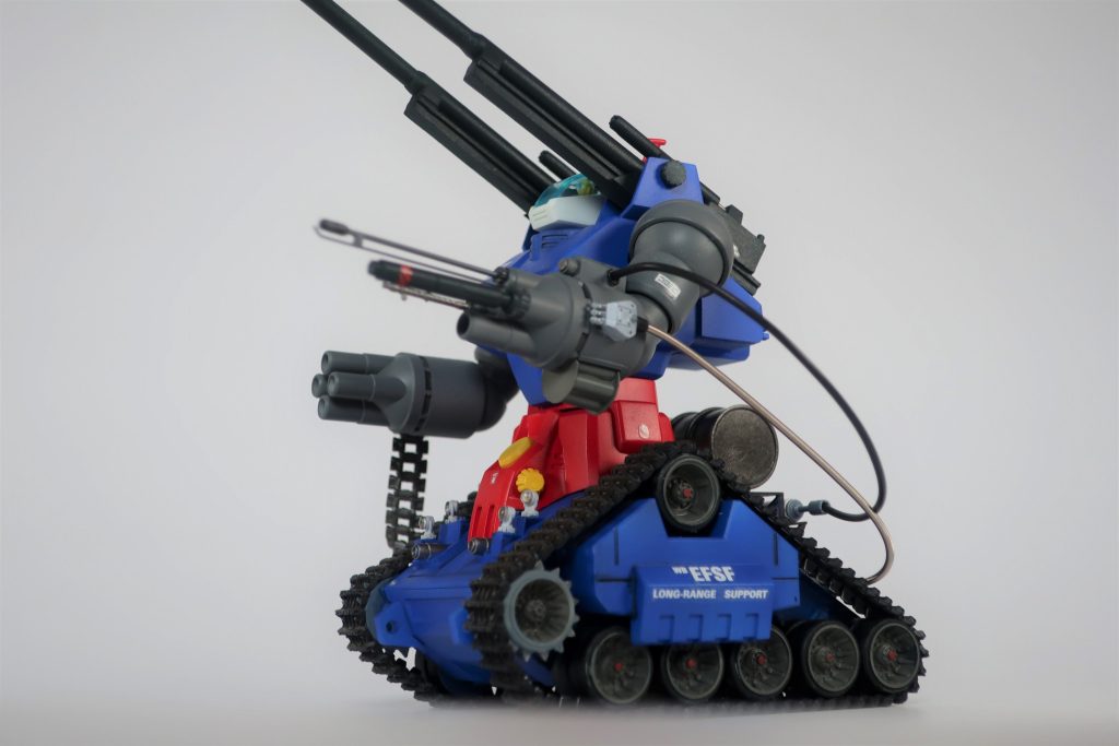 弾薬・燃料・エネルギーは車体後部からベルトリンクやチューブで送られます。最前の車輪にプラ材の歯をちまちま貼り付けて起動輪にしました。