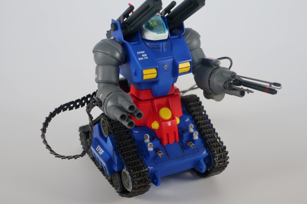 車体前面にはライトや固定式機関砲を設置。