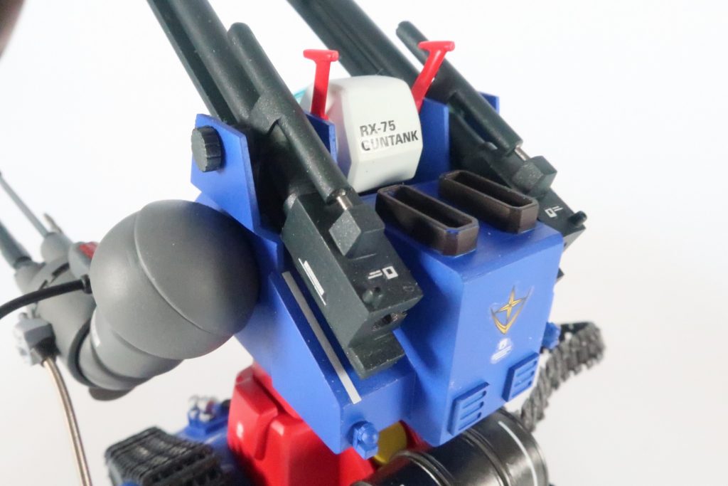 主砲はプラ材で新造。駐退機や閉鎖機を設けています。背中の箱は弾薬庫です。