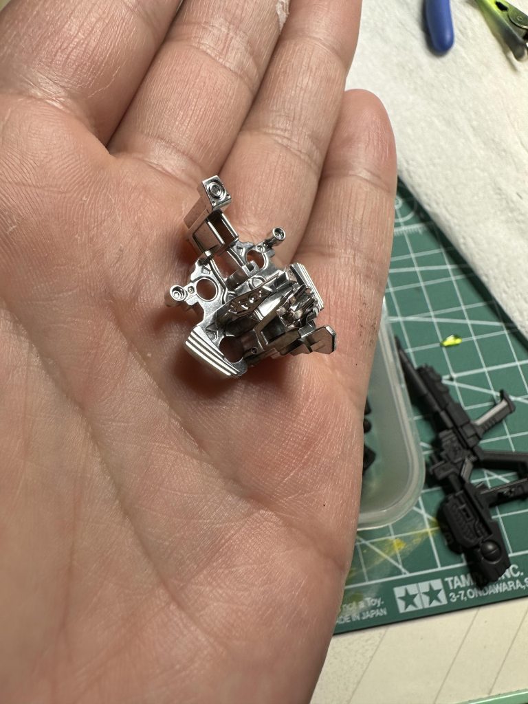 最初の方でメッキシルバー使いましたと説明させて貰いましたが、組み立てる前はこのような感じです高級な感じが出て色合いも良いですよね!一本1,800円するのでなかなか手が出ないんですけど😅