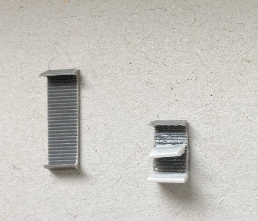 1号機のスネバーニアの合わせ目は、市販バーニアを加工したパーツで蓋をしました。