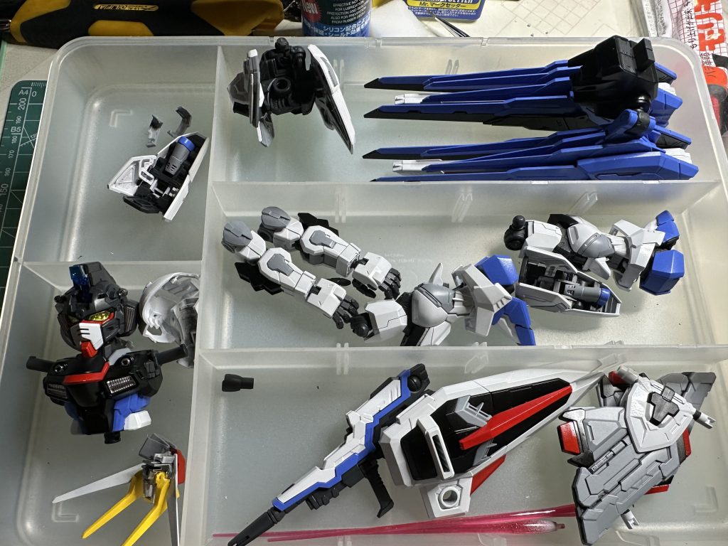 今回デカールとすみ入れを施すために、部分的に組み上げてます、胴体、腕、頭、腰、足、バックパック、ウイングに分けてすみ入れを最初にやってからデカールを貼りました!