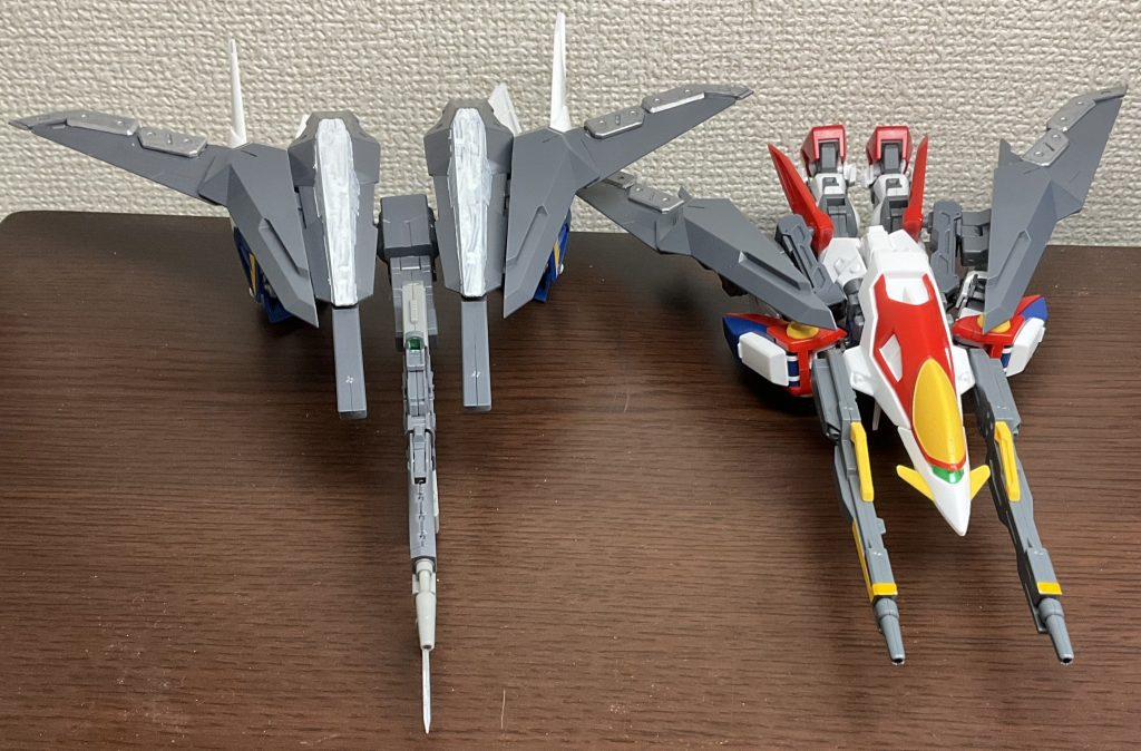 本体とバーストソニック通常形態を並べるとこんな感じバーストソニックのサイズ感がぶっ飛んでますねちなみにバーストソニックのコックピットは機体中央の四角い部分です