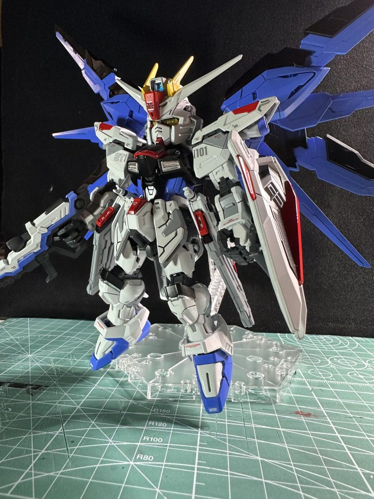 やはりフリーダムといったら、第35話 舞い降りる翼ですよね!!                  こちらキラヤマト!アークエンジェル聞こえますか?このシーンはたまらんですね!bgmのミーティアが最高のタイミングで流れますもん燃えますねぇ〜🎶