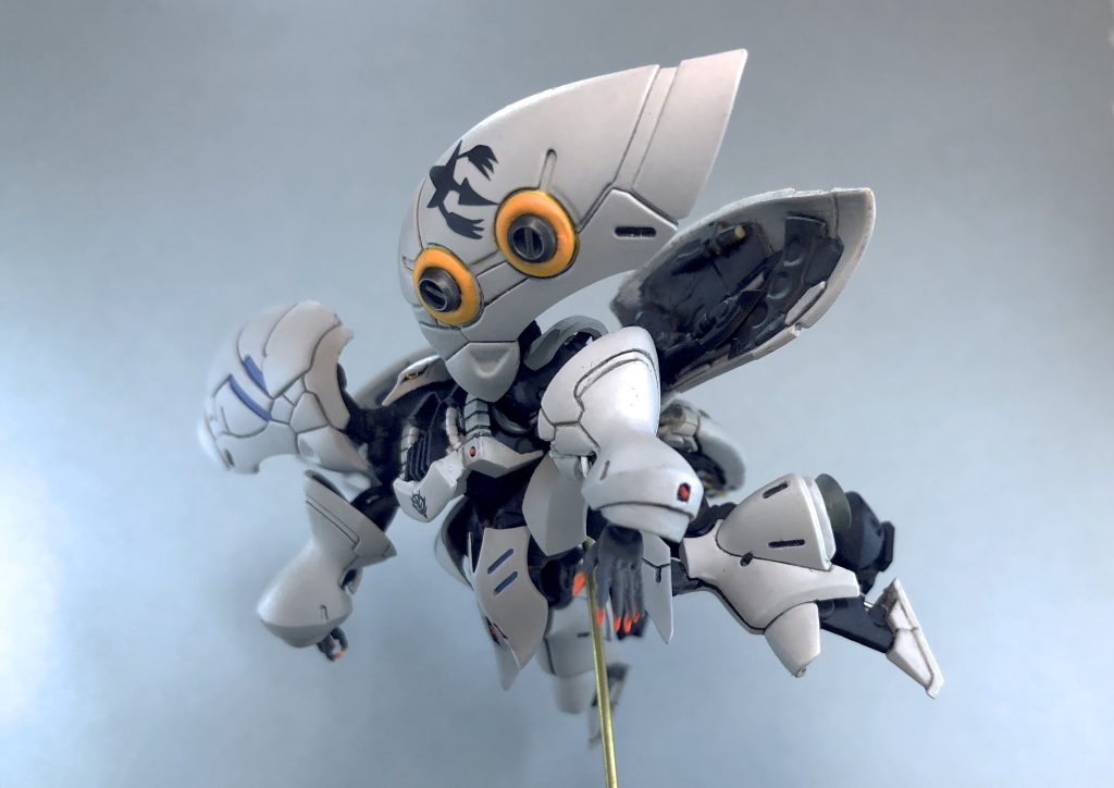 バインダーのイカのようなマーキングはハセガワのシートを切り出し。金属っぽいパーツはボーンペイントで塗装しましたが、最終的につや消しにしてしまいました。
