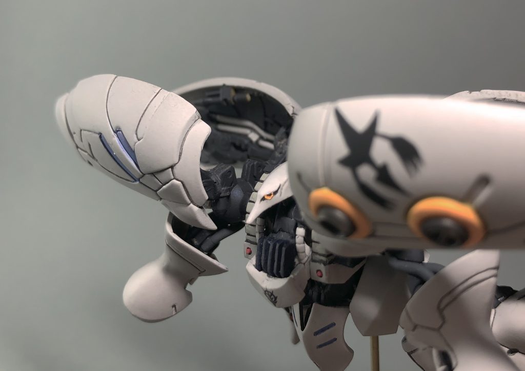 モノアイは100均のラメホログラムからの切り出し。黒目はエナメルです。胸装甲はキットのパーツの上に重ねてプラ板箱組をくっつけて、隙間にプラ板切り出しのフィンを付けました。