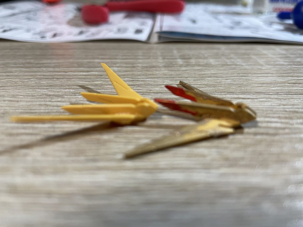 ブレードアンテナを跳ね上げたのは眼光エフェクトを取り付けた際に肩アーマーに干渉するので、それを避けるため左が加工後