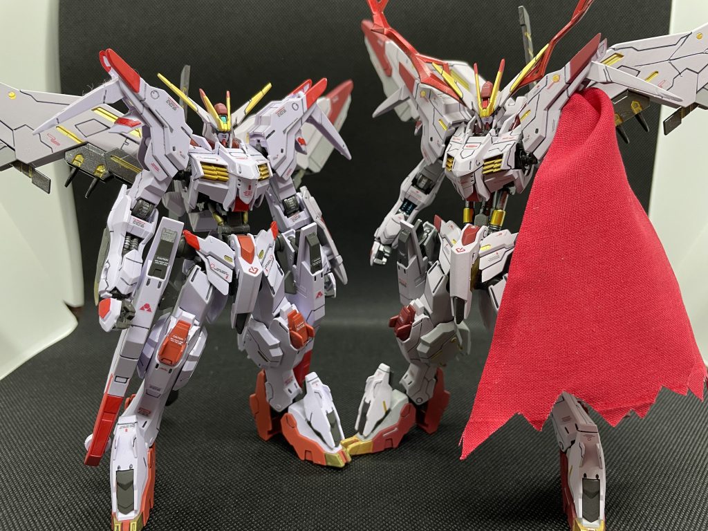 改修ポイントは首、腰、脚の付け根部分の延長と足部爪の改修、ウイングバインダーの取付を逆に取り付けて位置を上昇させ、ブレードアンテナをvの字に跳ね上げてますさらに顔が小さいのに胸部アーマーがデカく、バランスが悪いと感じたので胸部アーマーを一度ノコで切り離し、小さくなるように加工、さらに襟パーツも上部へ向くように加工横に並べた通常のマルコシアスも腰部分は延長させてますが、身長が全然違ってます