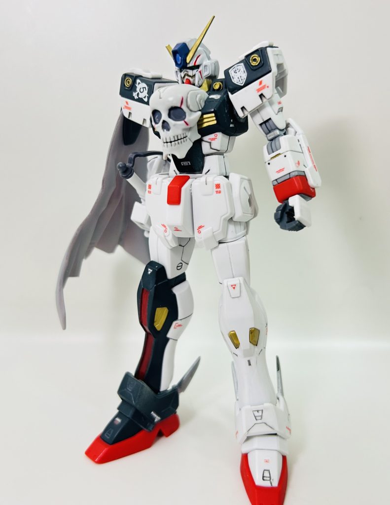 ノーマルのX1をベースに右アンテナ、胸部、右腕、右脛以下を失っており。同系統のパーツを用いて修復している為左右非対称の形状やカラーリングとなっている。肩の部分にはフェニーチェのビームマント発生器を改造したABCマントを失った右腕を隠すよう取り付けている。