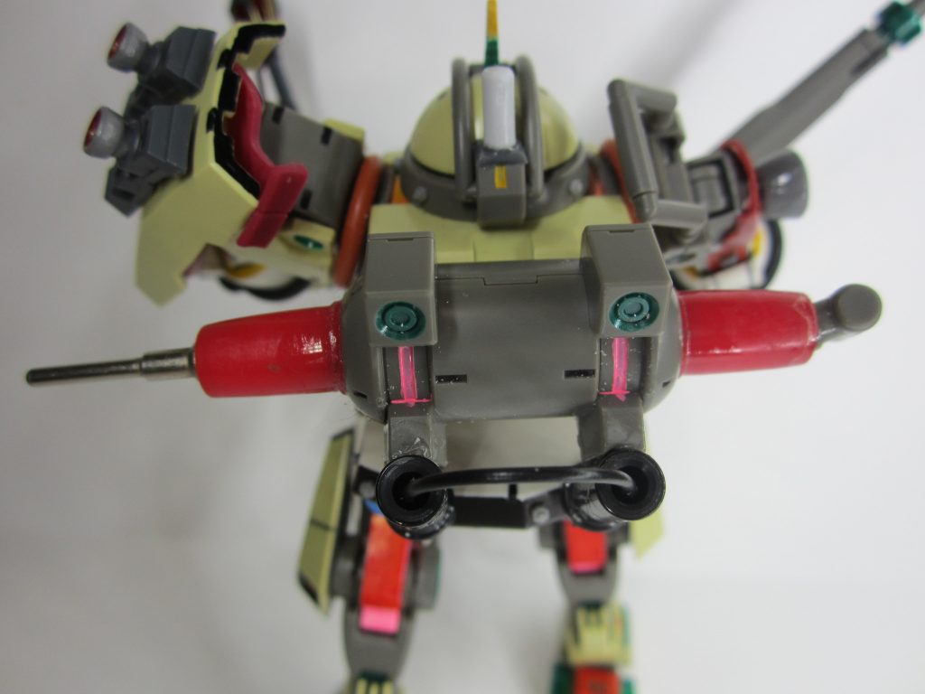 ランドセル部の対電子戦用のアンテナ装着の様子。