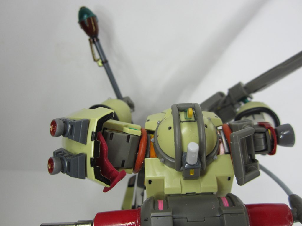 ヘッド部に電子戦用アンテナを追加しました。