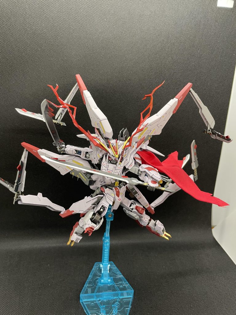 遊び心で2つ目のウイングバインダーを腰に装備し、8刀流も再現できます阿頼耶識による情報負荷でパイロットは廃人になりそうですが…笑