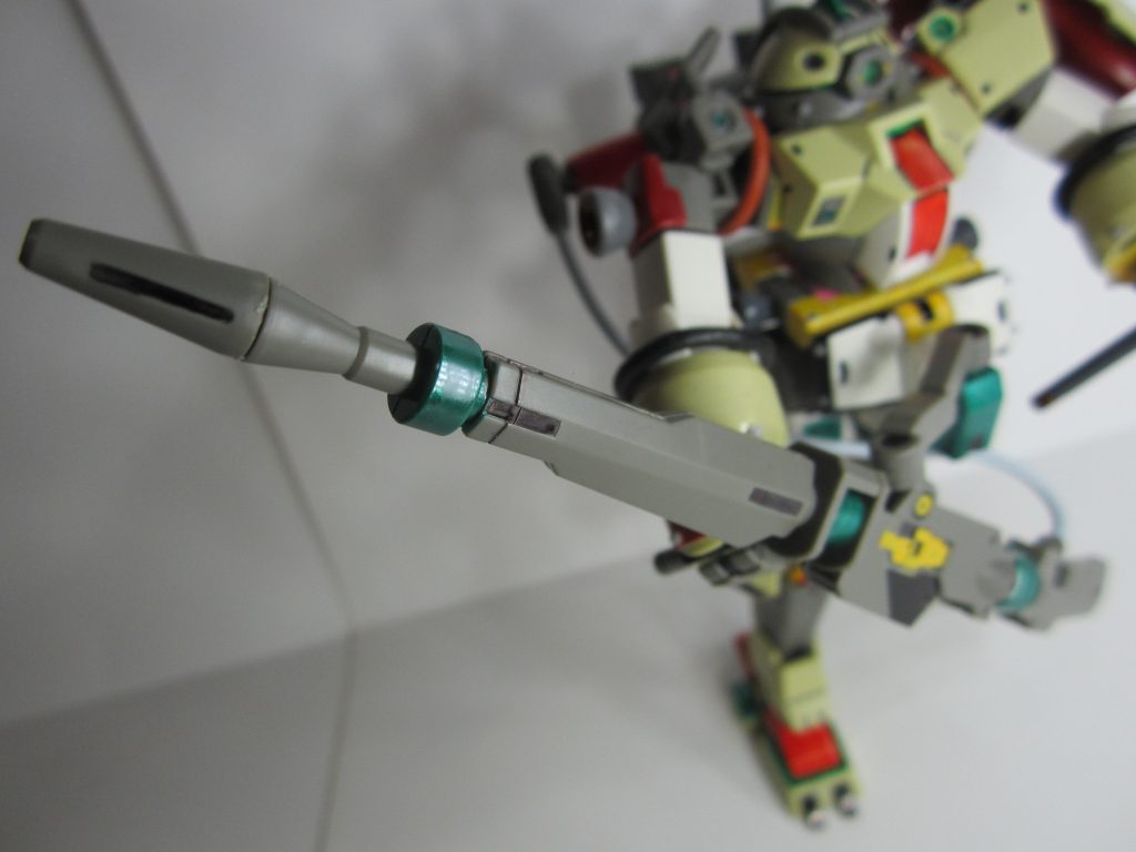 大型ビームライフルの塗装の様子。