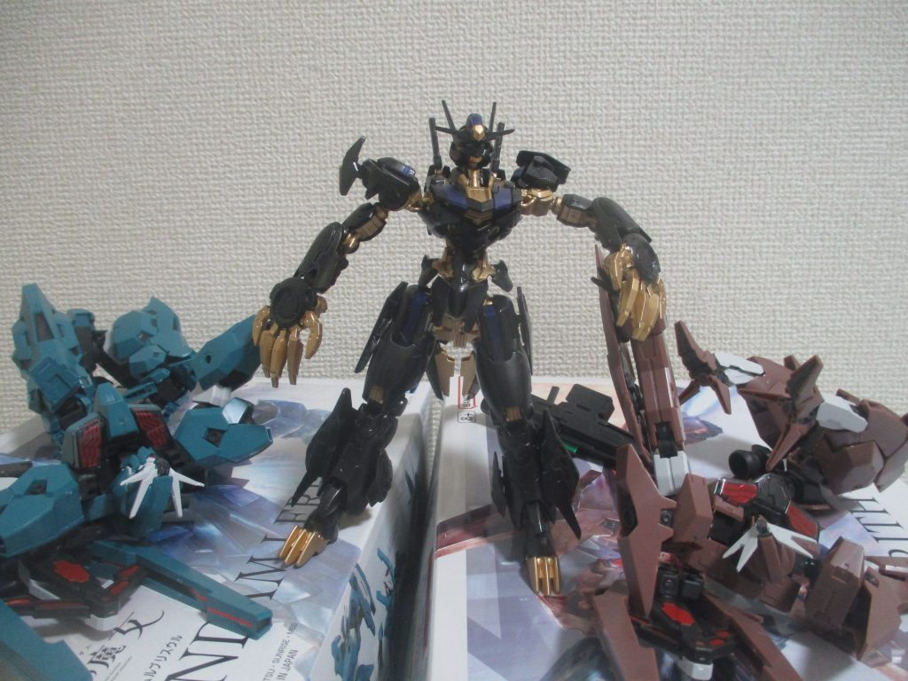 スレッタ「さーて、この子達を『ベリアル』達の所に連れて行こうっと。きっと『仲間』が増えるって喜ぶだろうなー♪」ソフィ&ノレア「「私達どうなるの・・・??」」せっかくのウル&ソーンをマーキュリーパンサーの引き立て役にしてしまいました・・・(ご了承ください)wいずれ2体は、「新たなる姿」で帰ってきますので、乞うご期待。