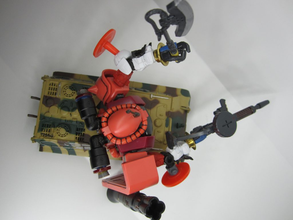 シールドにミニ・バズーカを装着しました。また、電子戦に対応するためにアンテナをARMSに取り付けました。 